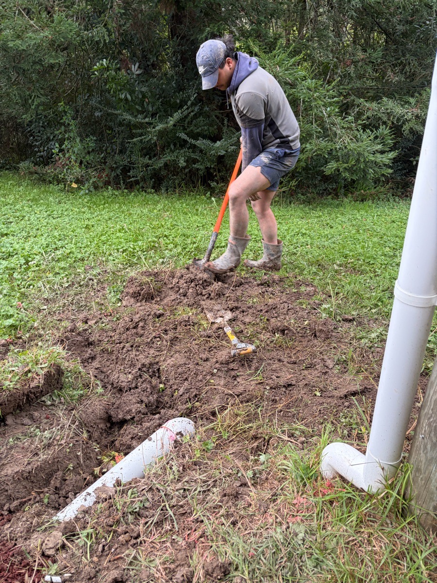 Drainlayer carrying out a drain repair
